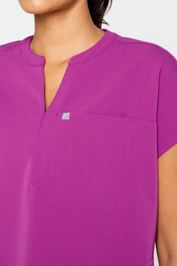 Evolve 3-Pocket Scrub Top