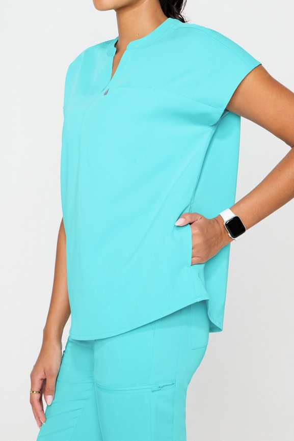 Evolve 3-Pocket Scrub Top