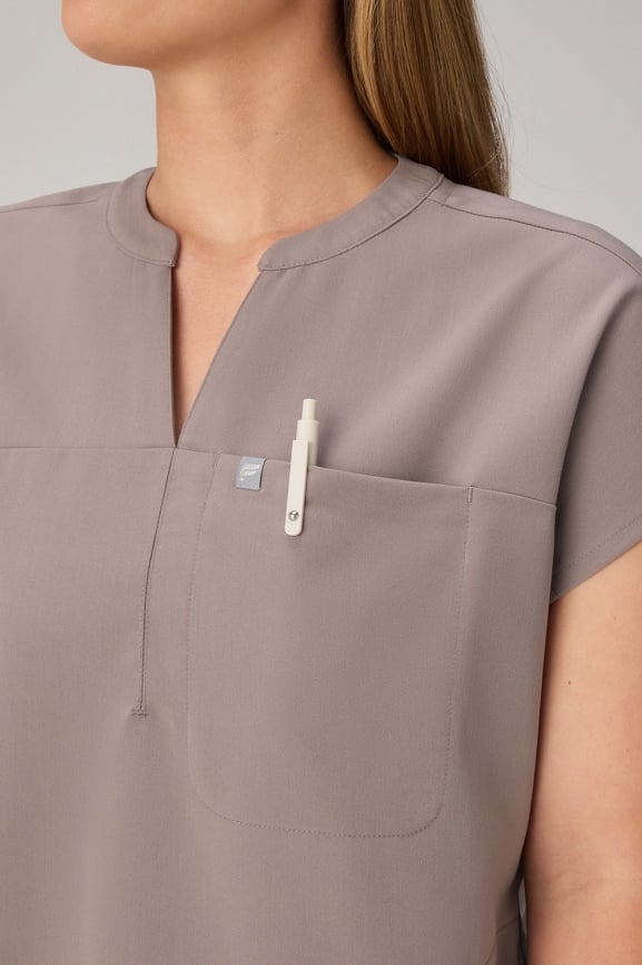 Evolve 3-Pocket Scrub Top