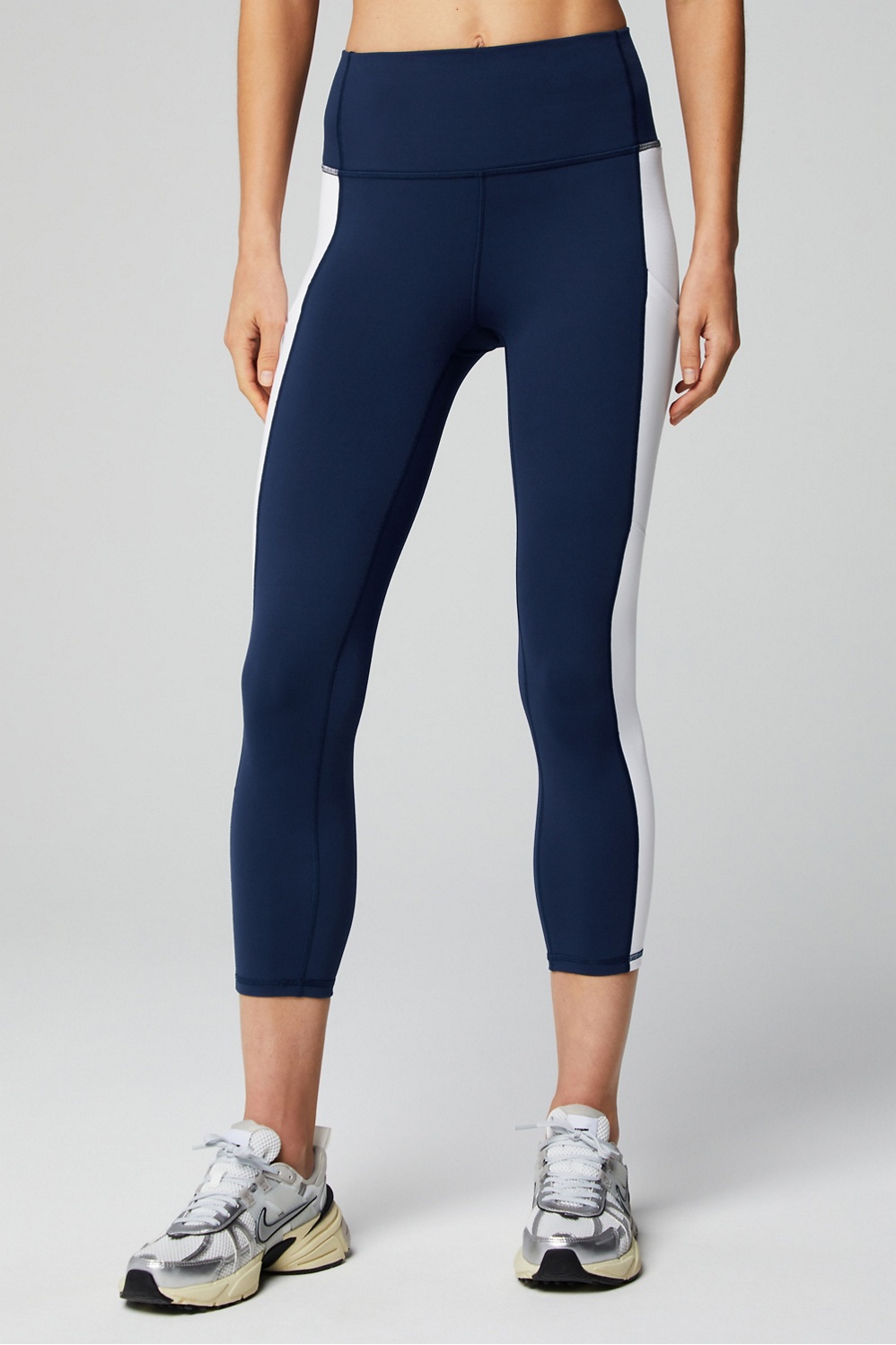 Nike Dri Fit Capri Leggings Women's Size Medium Blue Navy Stripes