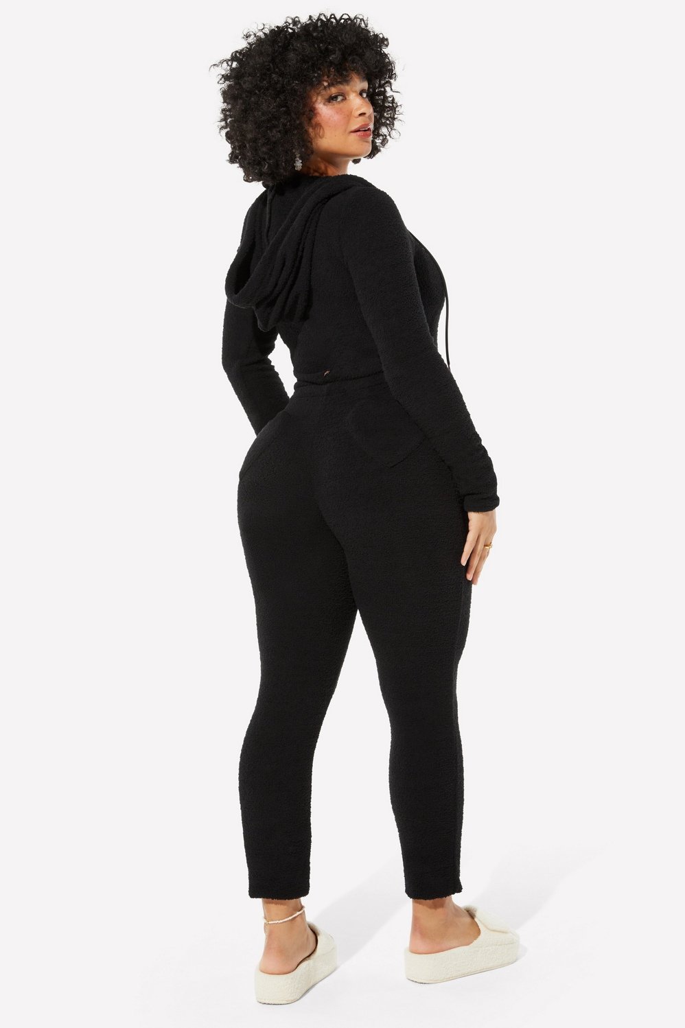 https://cdn.fabletics.com/media/images/products/ON2253621-0687/ON2253621-0687-3_998x1498.jpg?t=1698519403807