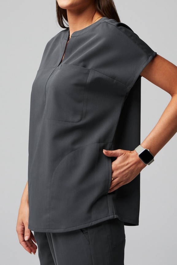 Evolve 3-Pocket Scrub Top - Fabletics